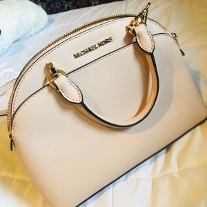 Michael Kors purse 👛